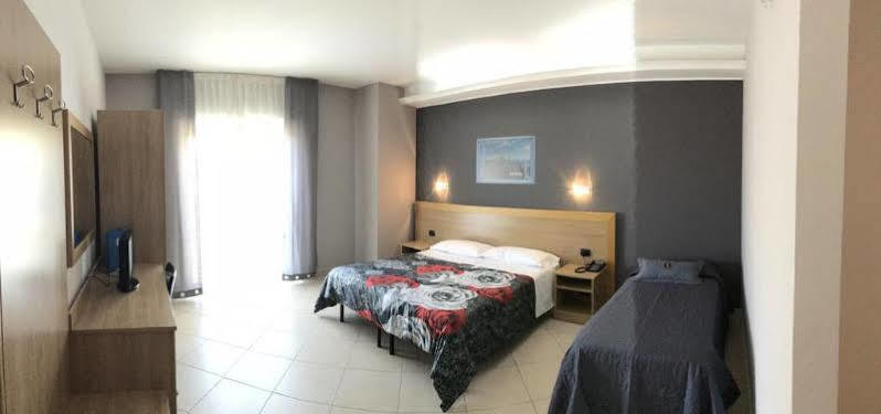Manhattan Village Hotel Sulmona Kültér fotó