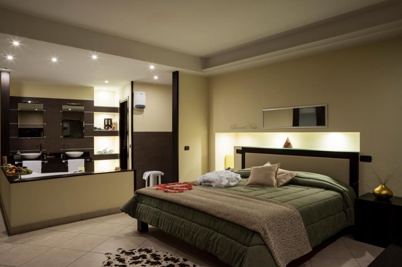 Manhattan Village Hotel Sulmona Kültér fotó