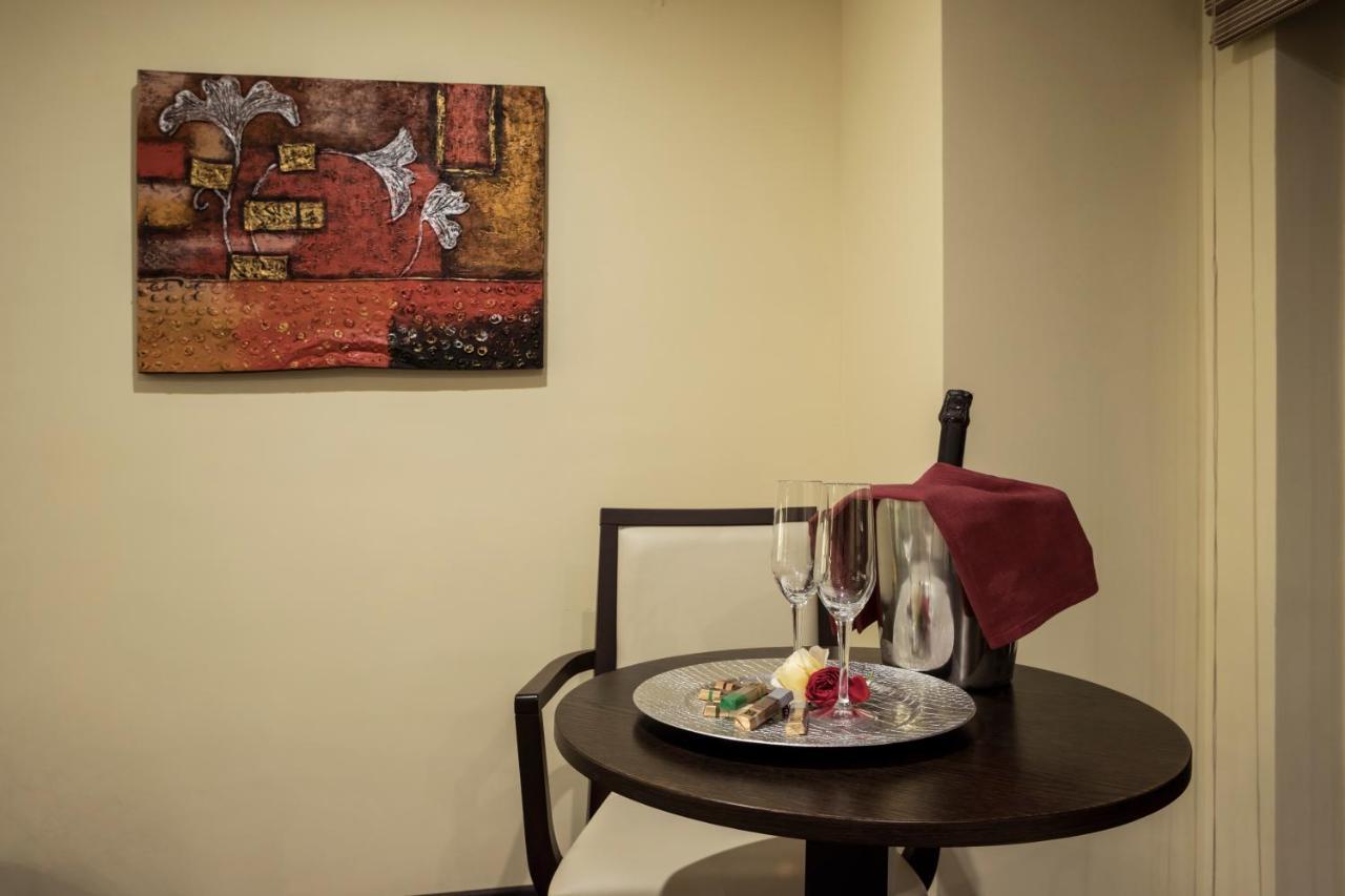 Manhattan Village Hotel Sulmona Kültér fotó