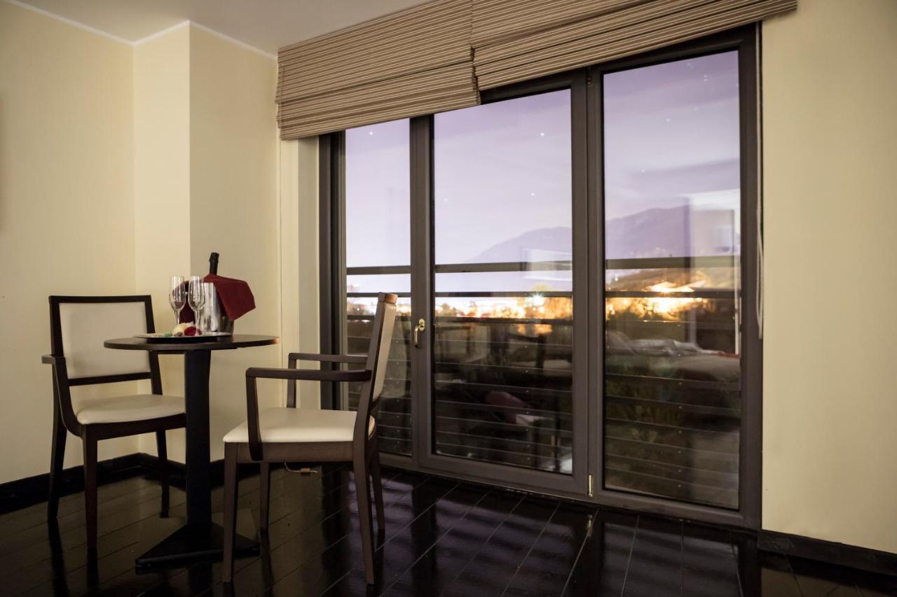 Manhattan Village Hotel Sulmona Kültér fotó
