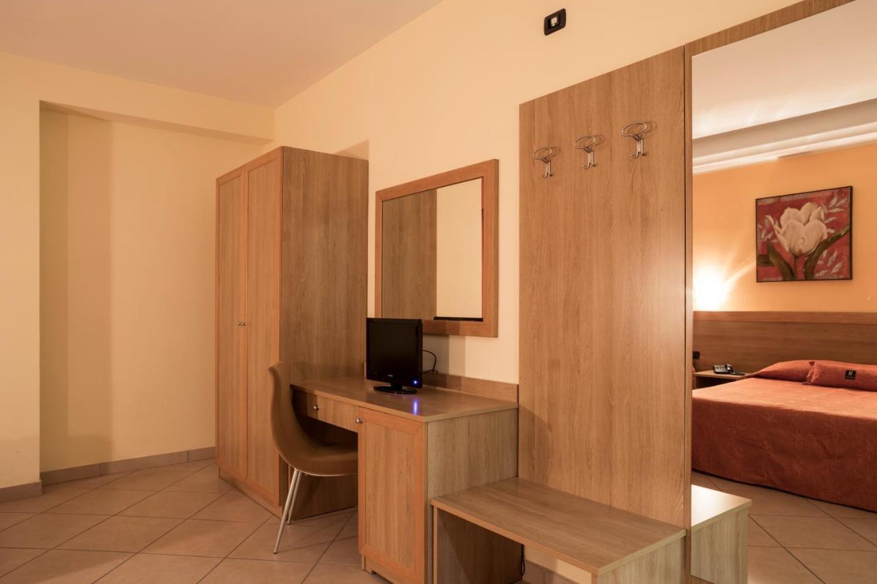 Manhattan Village Hotel Sulmona Kültér fotó