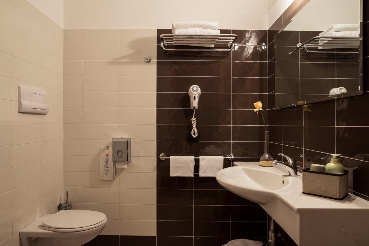 Manhattan Village Hotel Sulmona Kültér fotó
