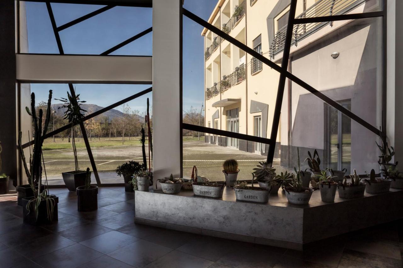 Manhattan Village Hotel Sulmona Kültér fotó