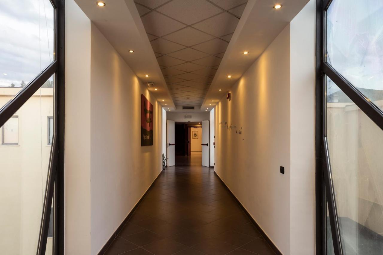 Manhattan Village Hotel Sulmona Kültér fotó