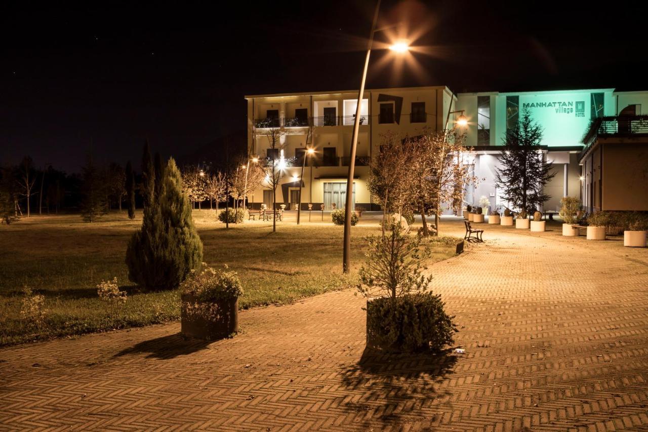 Manhattan Village Hotel Sulmona Kültér fotó