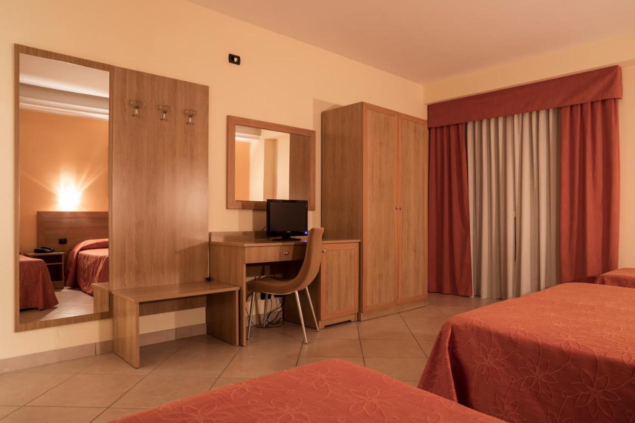 Manhattan Village Hotel Sulmona Kültér fotó