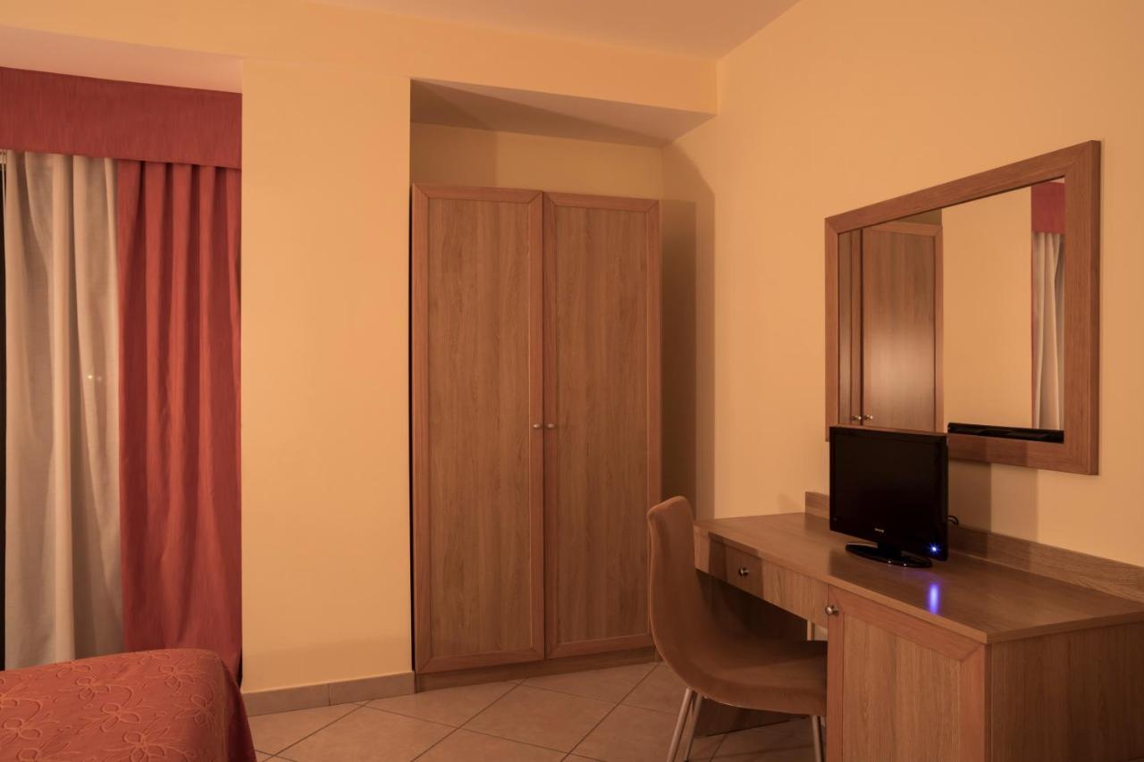Manhattan Village Hotel Sulmona Kültér fotó