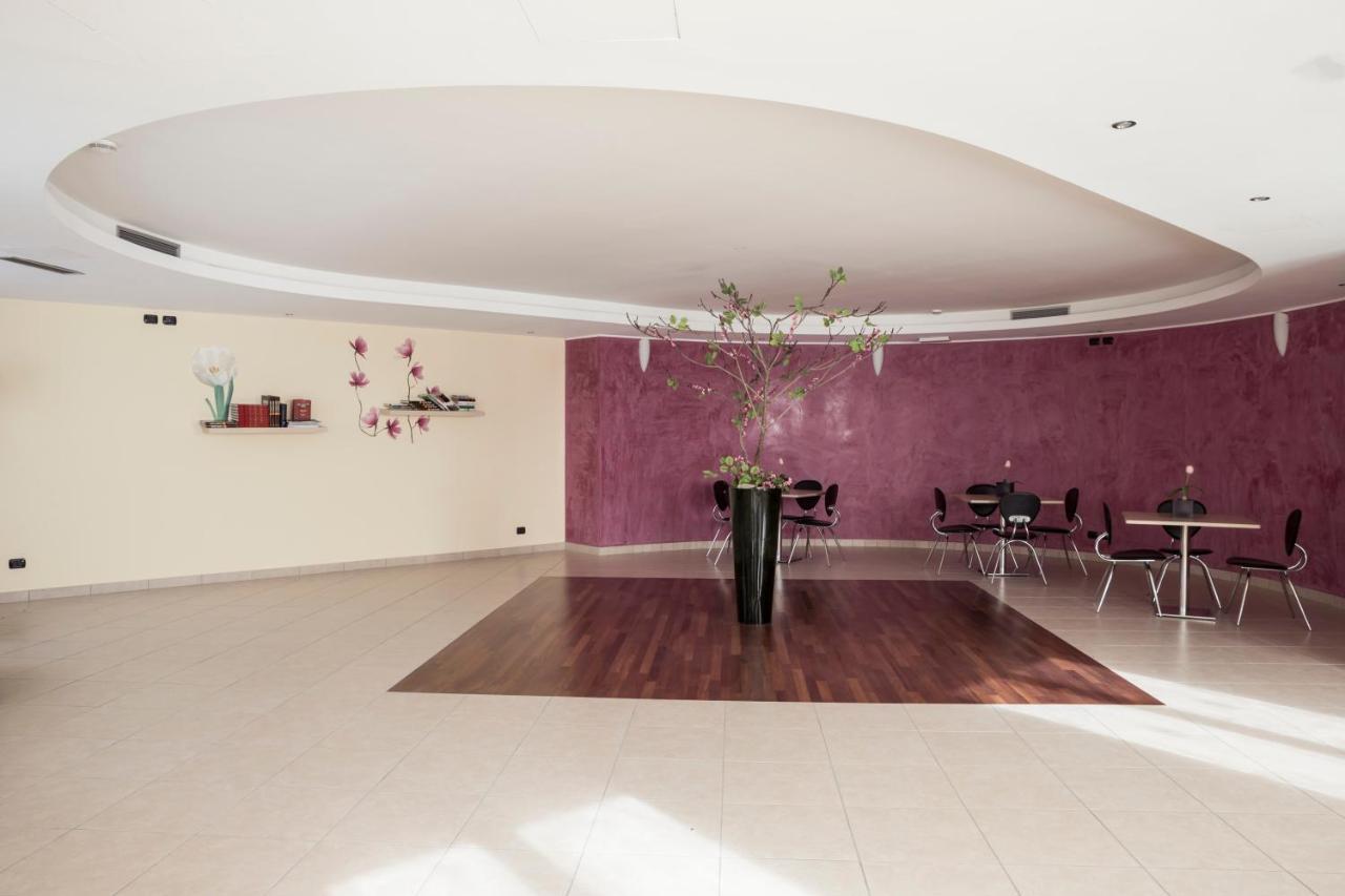 Manhattan Village Hotel Sulmona Kültér fotó