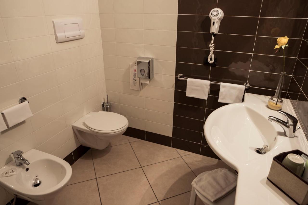 Manhattan Village Hotel Sulmona Kültér fotó