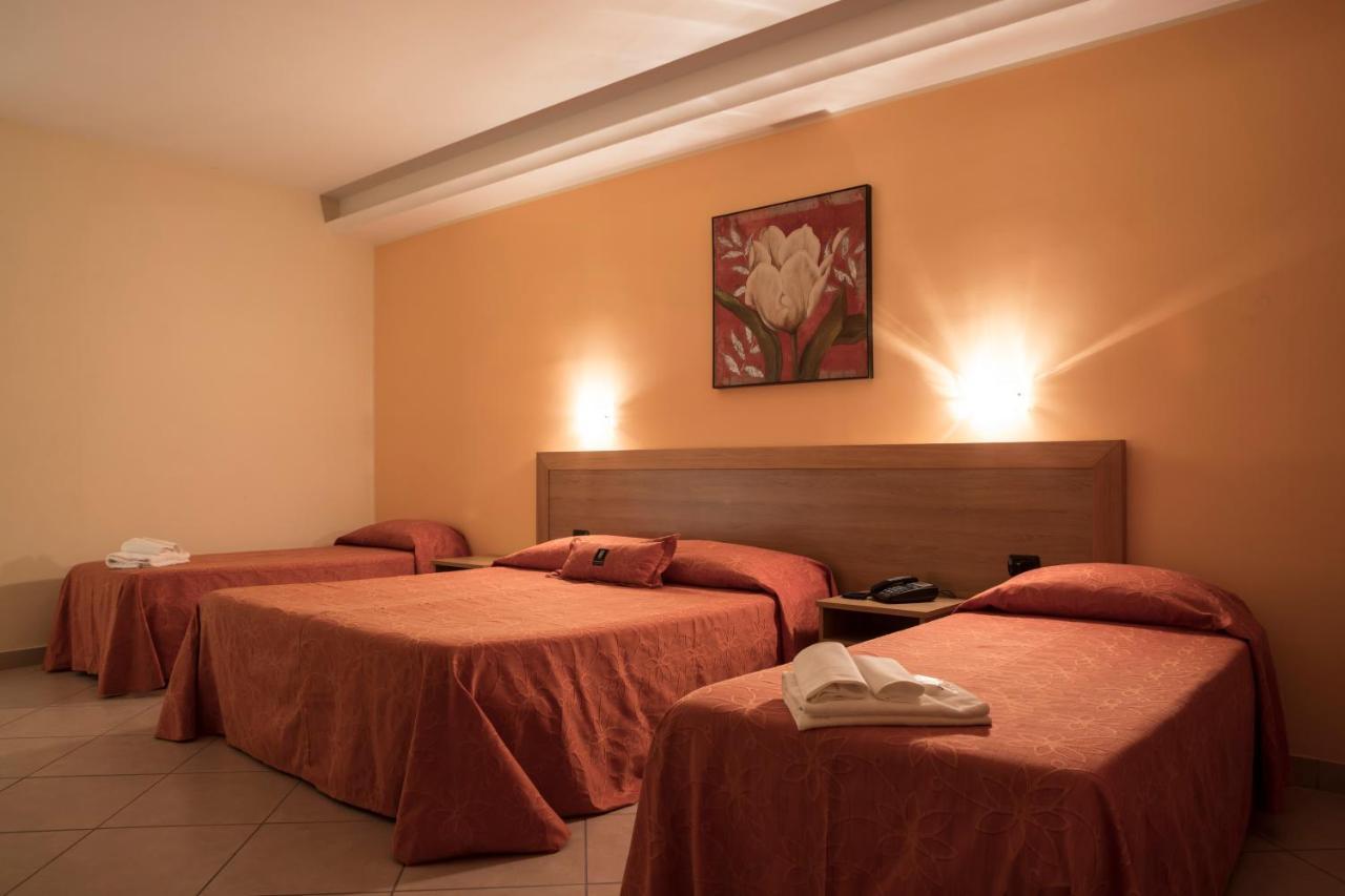 Manhattan Village Hotel Sulmona Kültér fotó