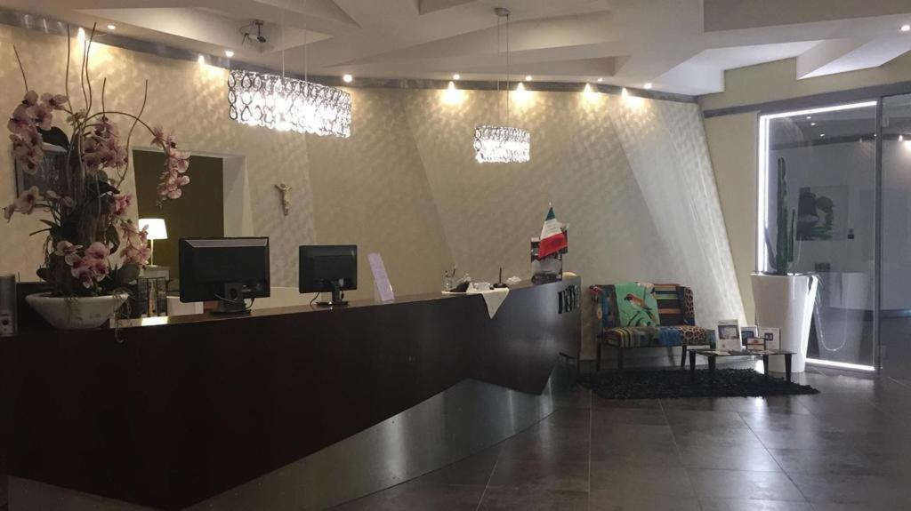 Manhattan Village Hotel Sulmona Kültér fotó